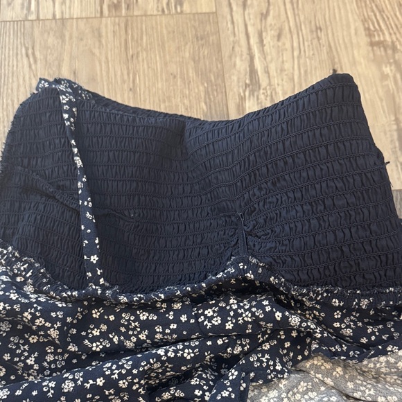 Hollister Navy and White Floral Romper - Picture 10 of 10